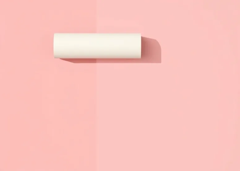 Pose de papier peint, rouleau et brosse à maroufler